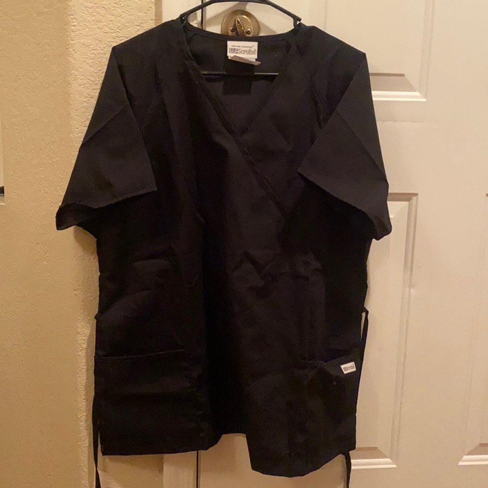 UA Scrub top
